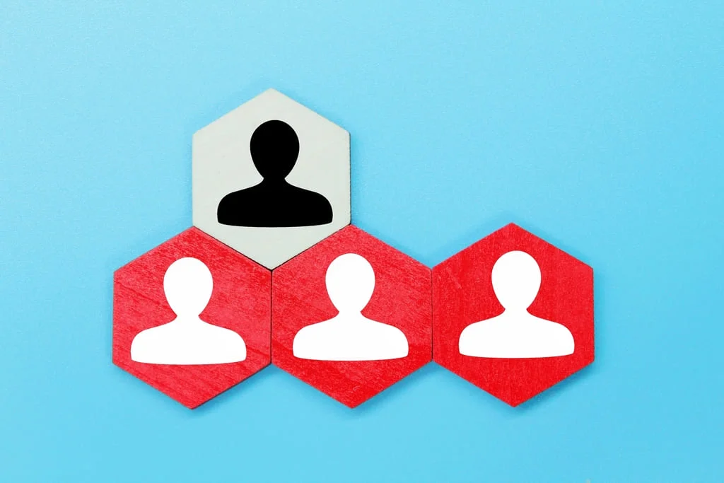 leadership-concept-with-wooden-figures-on-bluec leadership-concept-with-wooden-figures-on-bluec