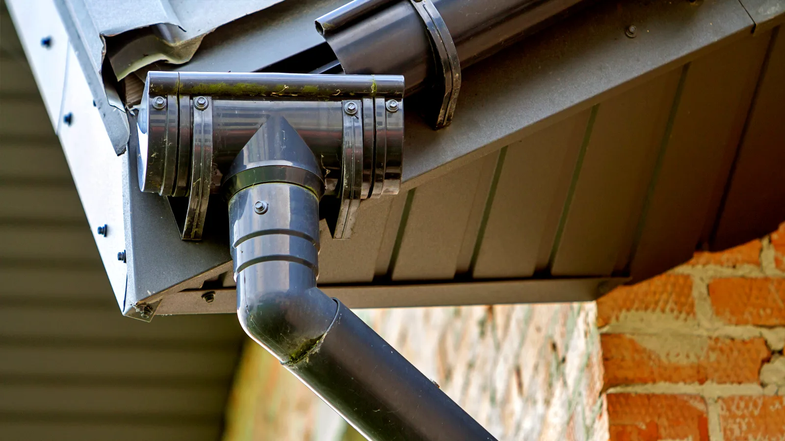 0_close-up-detail-image-of-a-corner-of-new-built-bri-2026-03-17-05-08-12-utc Gutters